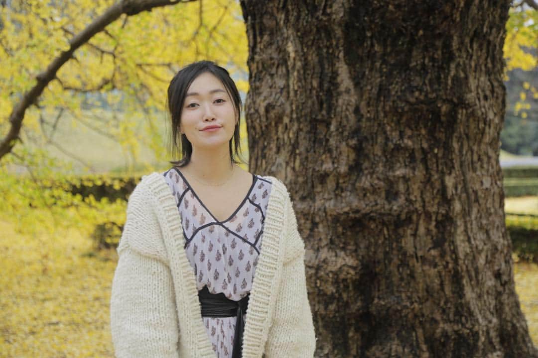 江守沙矢さんのインスタグラム写真 - (江守沙矢Instagram)「もう秋も終わって本格的に冬。 . てか年末ですね ..... . . . . . . こんな時ですら尖ってる私の口..... . 前世はきっと鳥でしょう。 . . . #紅葉 #銀杏 #イチョウ #もみじ #紅葉狩り #新宿御苑  #ポートレート #portrait #natural #photography #江守沙矢 #女優 #actress  #instadaily  #ポートレート #portrait #東京 #tokyo  #撮影 #casualstyle #casual #黒髪 #黒髪ボブ」12月10日 12時04分 - saya_emori