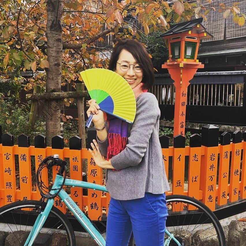 西川庄六商店／NISHIKAWA SHOUROKUのインスタグラム：「. 創業1585年 近江八幡「西川庄六商店」 マルチカラー扇子 price:¥3,000（税抜） http://nishikawashouroku.jp/ . #nishikawashouroku  #sensu #handfan  #fashion #ootd #photooftheday #japantrip #travel #kyototravel #japan #oumihachiman  #kyoto #instafamous  #moma #momadesignstore  #bicycle  #일본 #패션스타그램 #西川庄六商店  #紅葉  #扇子 #和雑貨 #雑貨 #ファッション #写真好きな人と繋がりたい  #お洒落さんと繋がりたい  #近江八幡 #京都 #祇園」