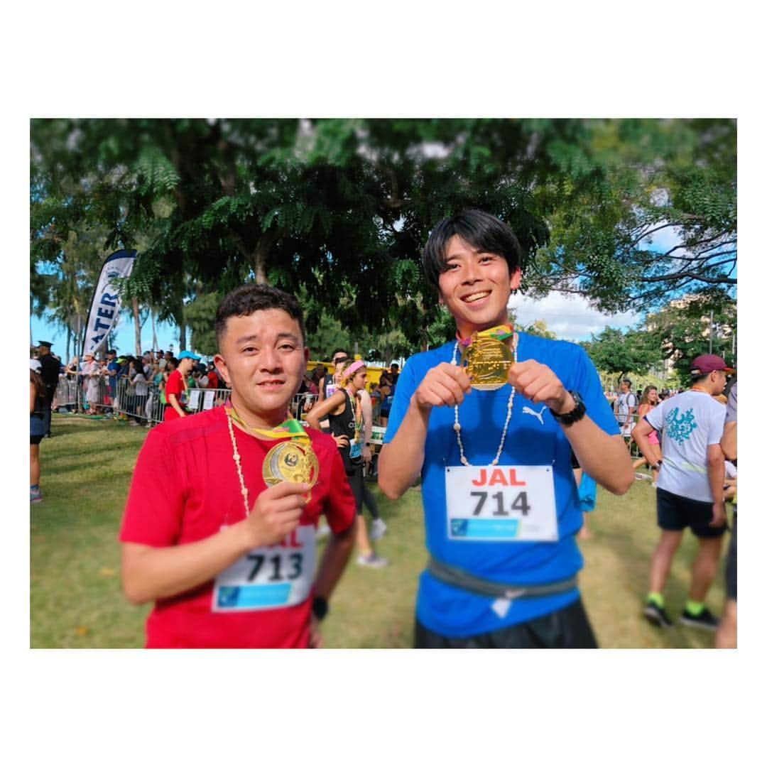 伊藤舞さんのインスタグラム写真 - (伊藤舞Instagram)「🏃‍♂️🏃‍♂️ finishers!!! . . #頑張るキミに花束を #ホノルルマラソン #パラシュート部隊 #色々ありました #本当に色々ありました #タイムも含めて #詳しくはOAで #1月放送予定です #優さんぺぺさんお疲れさまでした #💐」12月10日 12時37分 - maiito_fbs