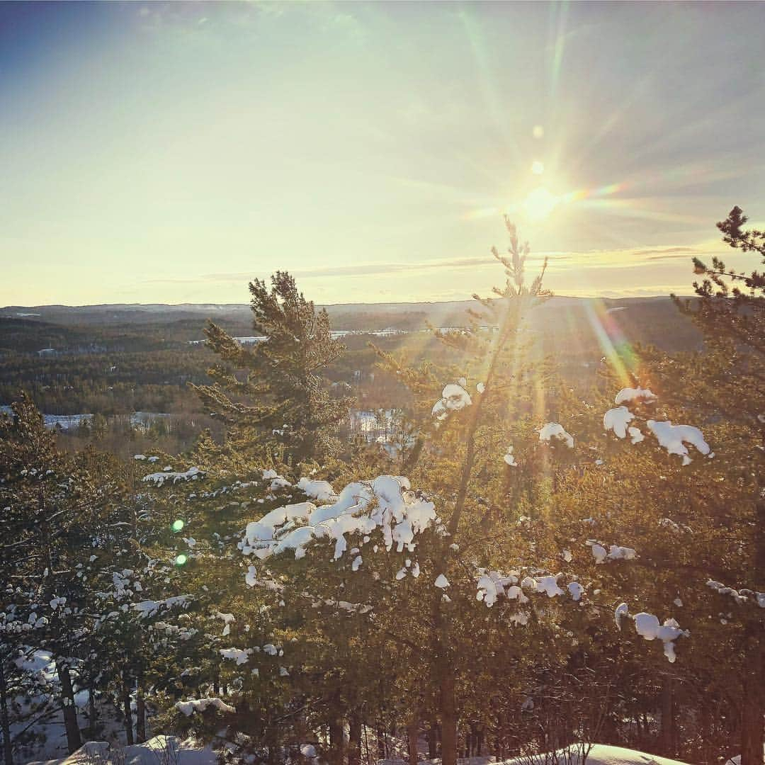 クリス・リードのインスタグラム：「A fun excursion up north and what a view! #sugarloafmountain #theup #coldbutworththeview #mizuno #asics」