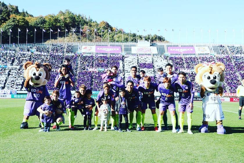 野上結貴のインスタグラム：「チームは8日で2018シーズン全ての日程が終わりました！！ 今シーズンは良い時期苦しい時期はっきりしたシーズンでした。 来シーズンは良い時期を多く皆さんと共有できればと思いますし、もっと笑って終わるシーズンにしたいと思います。 僕自身も自覚と責任をもって来シーズン今年足りなかったことにチャレンジしていきます！ そのためにこのオフを使って充電と準備をしっかりしたいと思います！ 今年も僕達に力をくれる応援ありがとうごいました！！ 2019シーズンも僕達に力をください！！一緒にサンフレッチェ広島を強くしていきましょう！！ #サンフレッチェ広島#2018#2位#イチガン#来年はタイトル」