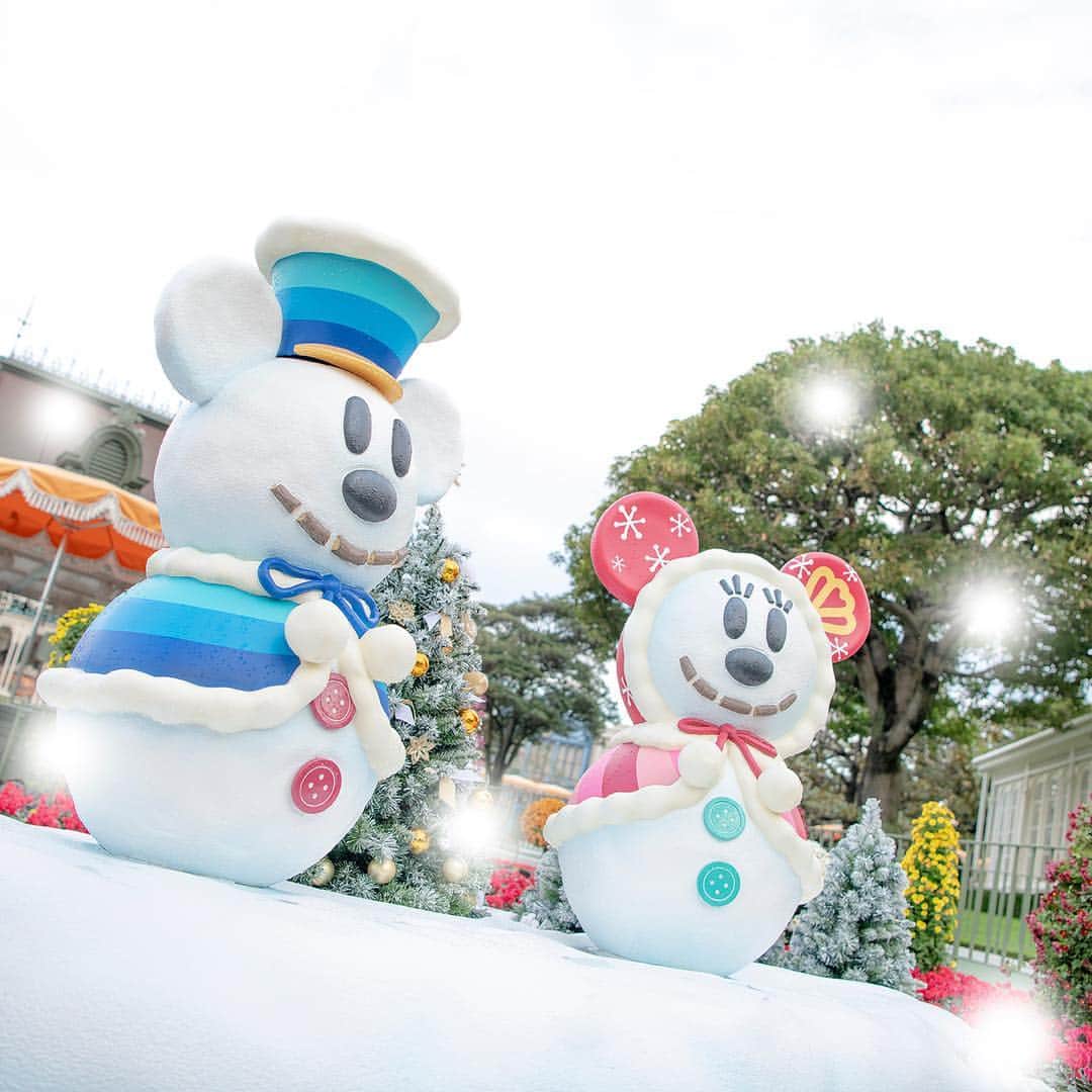 東京ディズニーリゾートさんのインスタグラム写真 - (東京ディズニーリゾートInstagram)「Holiday decorations あれ？雪が降ってきた！？ #disneychristmas #snosnow #crystalpalacerestaurant #tokyodisneyland #tokyodisneyresort #snowman #ディズニークリスマス #スノースノー #クリスタルパレスレストラン #東京ディズニーランド #東京ディズニーリゾート #雪だるま」12月10日 13時18分 - tokyodisneyresort_official