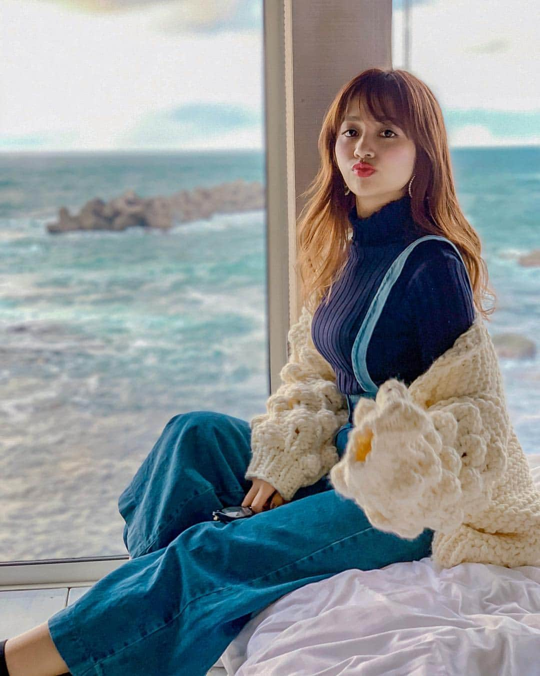 橘リンさんのインスタグラム写真 - (橘リンInstagram)「I'd love a bedroom with a view of the ocean♡ . 海が見える寝室で贅沢な朝を迎えた♡ 福井県の貸別荘 @urbanresortechizen は雰囲気最高だった☺️ . . コーデ👉 @to_the_sea_hawaii  @welinablue  @fifth_store . . @to_the_sea_hawaii のサロペットは新宿ルミネエストとWeb shopで購入できるよ♡ . . #福井 #福井県 #アーバンリゾート越前 #オーシャンビュー #fukui #girlstrip #urbanresort」12月10日 13時40分 - rincharon