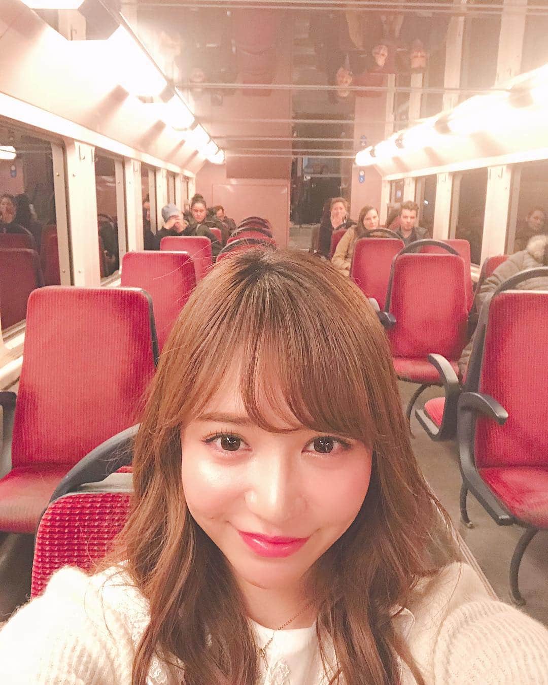 河西智美さんのインスタグラム写真 - (河西智美Instagram)「フランス🇫🇷合ってるのかわからない電車に乗りながらベルサイユまで行く車中は楽しい女子会でした❤️ . またフランスいきたいなぁーー！！ あの景色が恋しい🥺」12月10日 13時57分 - chiyu3u