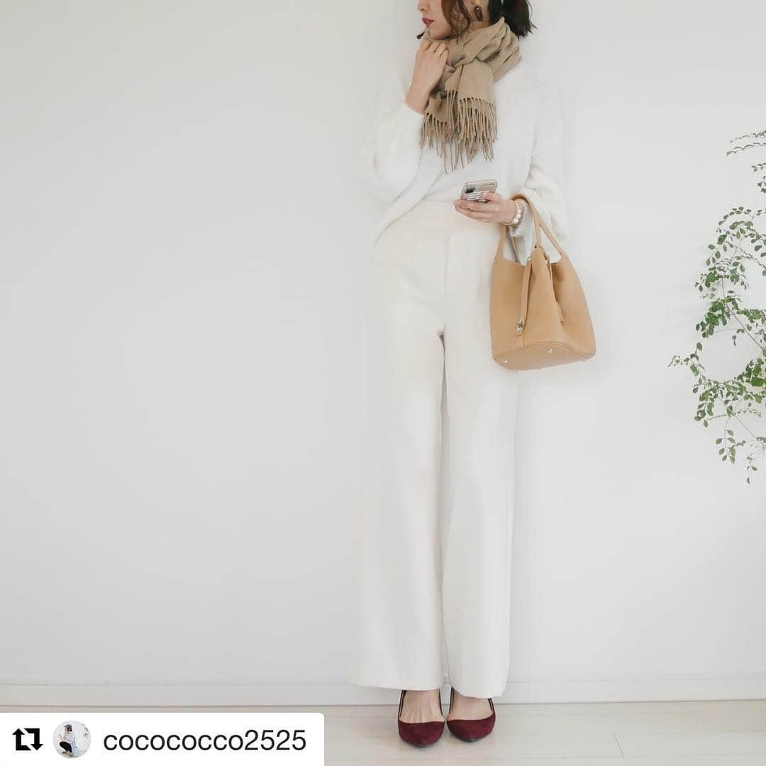 パシオスさんのインスタグラム写真 - (パシオスInstagram)「Repost @cocococco2525 ・・・ ⋆⸜ paseos code ⸝⋆ * #いつコ #ホワイトコーデ * まだクリスマスツリーを 出す前のコーデ🎄✨ * ホワイトにブラウン系の色を 合わせてキレイめに。 * ニットは毛足が長くて 肌触りが良くて、 ついつい手に取っちゃう子です¨̮∗⿻ᐝ * チェックのオーバーサイズ コートは暖かくて しっかりしていて高見え！ * パシオスでのお買い物は いつも宝探しみたいに楽しいな♫ * ↓coordinate ─︎─︎─︎─︎─︎─︎─︎─︎─︎─︎ 以下 @paseos_official tops→シャギーニット/M ¥1900 品番:4110206941 coat→チェックコート/ブラウン ¥7800 品番:4110609704 ─︎─︎─︎─︎─︎─︎─︎─︎─︎─︎ * #パシオス #パシオスコーデ #プチプラコーデ #pr #高見えコーデ #プチプラ #ponte_fashion #ママコーデ #MINEBY3MOOTD #のっぽコーデ部 #mamagirl #instaoutfit #instafashion #大人カジュアル  #chao_app @chao_app #ルーファ #arine_ootd #museco #ミューズマガジン @museco_jp #おしゃれさんと繋がりたい @musemagazine.jp」12月10日 14時27分 - paseos_official