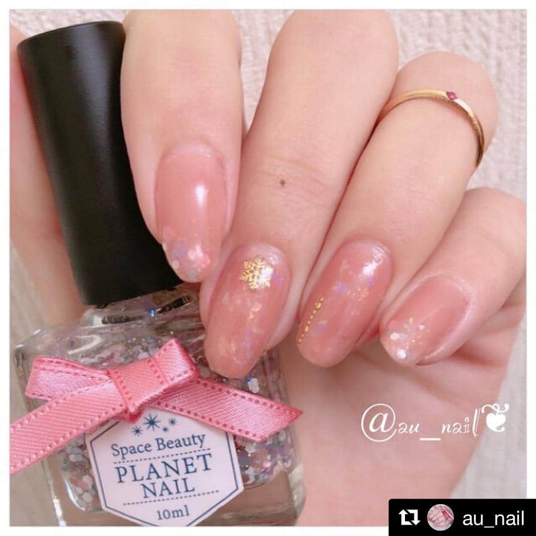 【PLANET NAIL（プラネット ネイル）】公式さんのインスタグラム写真 - (【PLANET NAIL（プラネット ネイル）】公式Instagram)「@au_nail さん PLANET NAIL Criuse Line PLC2 #妖精の魔法薬 を使用したネイルアレンジのご紹介ありがとうございます💅 ・ #Repost @au_nail with @get_repost ・・・ ・ とりあえず次の休みつなぎのため 時短なオフィスネイルしました💅❤️ ▶︎ #auオフィスネイル ・ ・ ◎使用カラー◎ ❤︎canmake (@canmaketokyo ) ⚪︎カラフルネイルズN24 ❤︎Ducato (@ducato_nail ) ⚪︎ベイクドハニーナッツ ❤︎parado (@parado_nailbu ) ⚪︎ネイルファンデーション PK ❤︎planet (@planet.jp ) ⚪︎妖精の魔法薬 ※トップ＆ベース▶︎画像参照 ・ ・ ベイクドハニーナッツをベースに塗って その上から妖精の魔法薬や カラフルネイルズN24をペタペタ塗って 上からネイルファンデーションを重ねる だけという簡単&手抜きネイル＼(^o^)／ ・ 一気に寒くなってきたのもあって 中指には雪の結晶のシールを貼ってみた🙆‍♀️ ・ ・ 明日から3連休を無理矢理頂いたので このネイルは落として塗り替えるぞ〜🙋‍♀️ ・ 久々実家に帰るし、久々会える友達 沢山居るし楽しみ( *//｀ω´//)❤️❤️ ・ ・ #네일 #매니큐어 #셀프네일 #指甲油 #美甲 #selfnail #simplenails #simple #ネイル #セルフネイル #セルフネイル部 #ネイルサークル #手元くら部 #instanail #polishnails #ポリッシュ #オフィスネイル #時短ネイル #シンプルネイル #手抜きネイル #ピンクネイル #ワンカラーネイル #キラキラネイル #パラドゥネイル部 #冬ネイル #モテネイル」12月10日 14時29分 - planet.jp