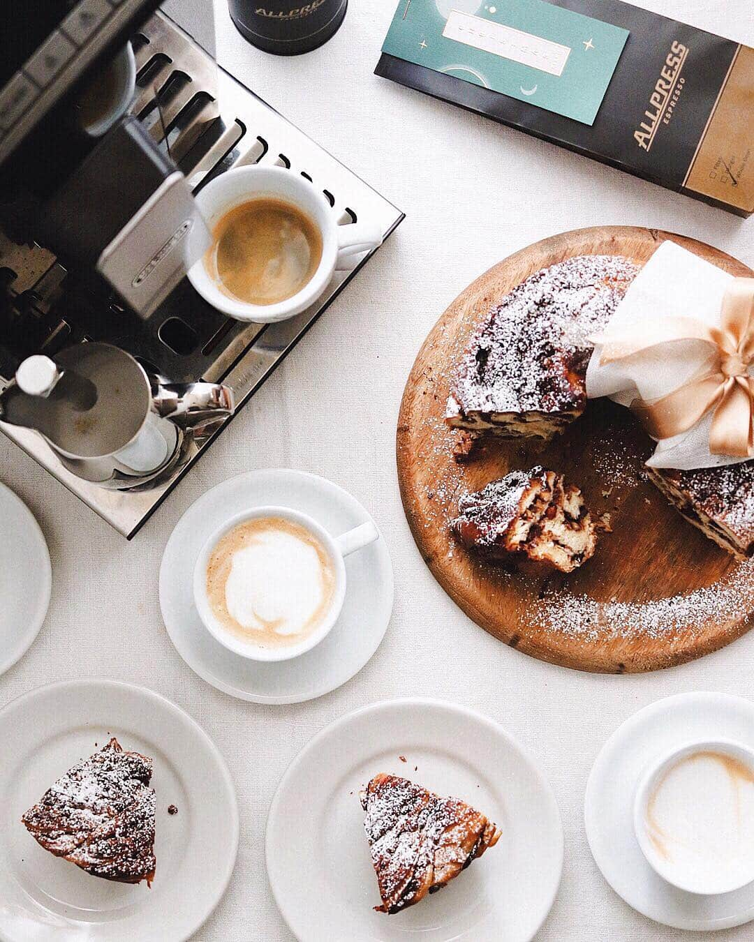 樋口正樹さんのインスタグラム写真 - (樋口正樹Instagram)「Babka Wreath . バブカのリースで コーヒーブレイク。 ブリオシュ生地に ヌッテラに塗って、 チョコチップ多め、 アーモンドも多め、 くるくる巻いたら リース状に整形し 甘く香ばしく焼く、 リッチな菓子パン。 . 今週のコーヒーは オールプレスエスプレッソの クリスマスブレンド。 @allpressespressojapan . . @delonghi_japan #delonghi #delonghista #DeLonghiMoments #DelonghiELETTA #デロンギ #デロンギスタ #デロンギのある暮らし #デロンギコーヒーマシン #デロンギ全自動コーヒーマシン#エレッタ #カフェラテ #バブカ #バブカリース #オールプレスエスプレッソ #クリスマスブレンド #allpressespressojapan #allpressJP #allpressespresso #babka #babkawreath」12月10日 14時44分 - higuccini