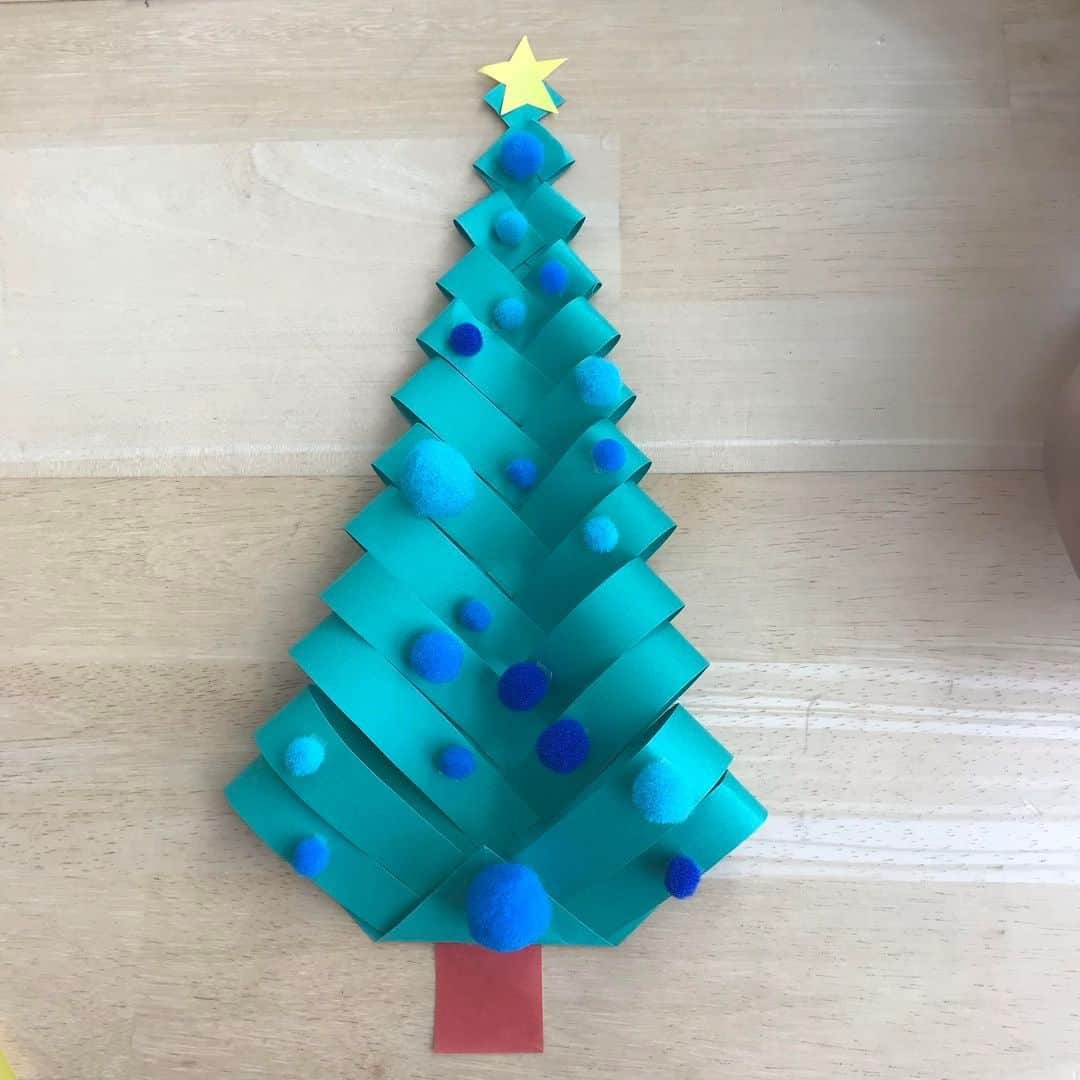 籐でつくる小物とバッグのインスタグラム：「「画用紙で簡単！ 手作りクリスマスツリー」を公開しました♪ https://simplestylish.jp/ssm088/ #シンプルスタイリッシュ #ハンドメイド #手作り #クリスマス #オーナメント」