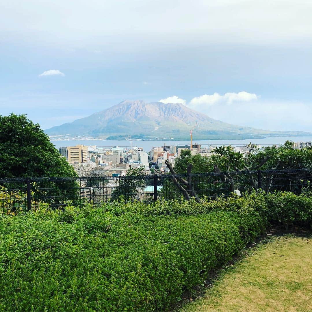 國場翼さんのインスタグラム写真 - (國場翼Instagram)「大学の同級生の結婚式で鹿児島に✈️ . みんなと会うのも久しぶりで楽しかったし式もめっちゃ感動した！！ゆうだい&あかりさんおめでとう㊗️ . そして鹿児島行った時にはいつも切り行ってるSPASIBAの桐野さん、スタッフのみなさんありがとうございました^ ^  #鹿児島#桜島#期間限定」12月10日 15時49分 - tsubasa.57