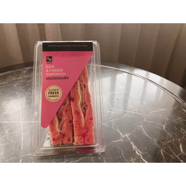 小栗有以さんのインスタグラム写真 - (小栗有以Instagram)「Inタイ🇹🇭 ピンクのサンドイッチ🥪💗 可愛くて美味しかった〜 . . .  #タイ #サンドイッチ #ピンク #ハムチーズ」12月10日 16時20分 - yuioguri_1226