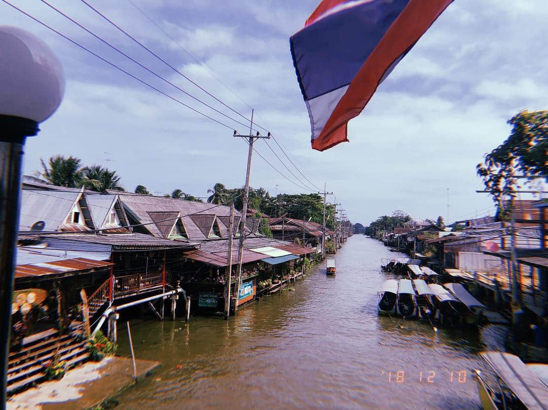 西田有沙のインスタグラム：「I’m in Thailand🇹🇭ずっと来たかった水上マーケット！ #thailand #thai #floatingmarket #travel」