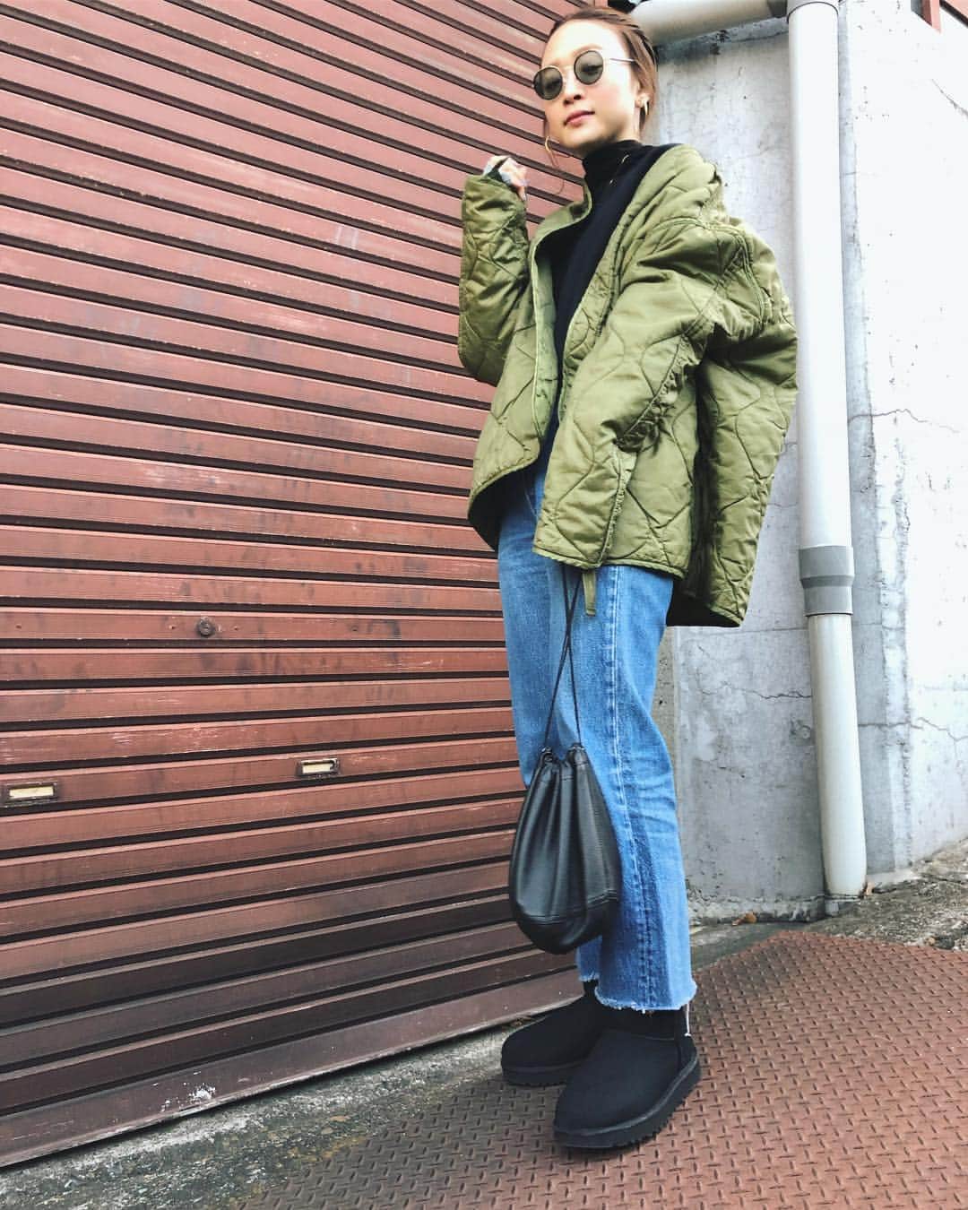 野尻美穂のインスタグラム：「寒くてUGGの日☺️ 細身のパンツも合わせるけど、こーゆーカットオフで合わせるのも好き😘 ベージュと迷ってやっぱりブラックにした🤔 #ugg #uggjapan #uggコーデ #足元 #足元コーデ #PR #mystyle」