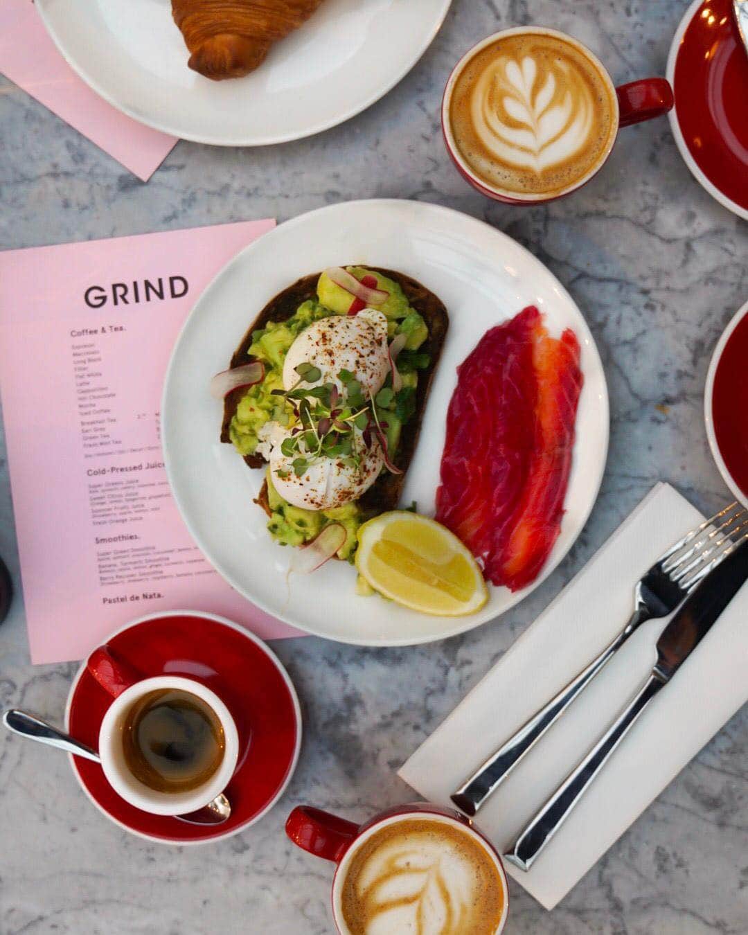 @LONDON | TAG #THISISLONDONさんのインスタグラム写真 - (@LONDON | TAG #THISISLONDONInstagram)「Morning #London it’s @robsonbarista at the *newly opened* @grind opposite #Greenwich Market. Enjoying this #AvocadoToast 🥑 with house-smoked beetroot salmon with an oat milk #FlatWhite and an espresso ☕ using Grind’s #coffee roasted in their Shoreditch coffee roastery.  Tag an avocado toast loving brunch friend below 👇🏻 // #thisislondon #londonfood #londonreviewed」12月10日 17時05分 - london