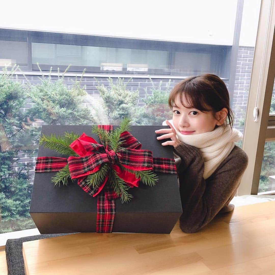 チョン・ソミンのインスタグラム：「넘나 좋아하는 브랜드 @ellaconic_story  에서 겨울선물을..🎁 세상 신난다🎀 편하고 예쁘고 다해🌷」