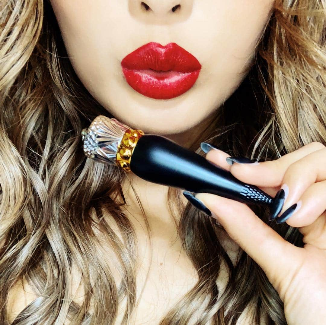 RiRiさんのインスタグラム写真 - (RiRiInstagram)「よく質問もらうので、りーが愛用しているLIPのご紹介👄🎶 【Christian Louboutin ベルベットマット ルージュルブタン】 スタンダードなレッドなので、これだけでも、他の色と混ぜても使える万能リップ💄✨ よくダークカラーと混ぜたりします💁‍♀️🎶 マットは、よれにくくてしっかり塗れるから好き💋 #christianlouboutin #louboutin #louboutinbeaute #lip #lipstick」12月10日 17時30分 - _ri420