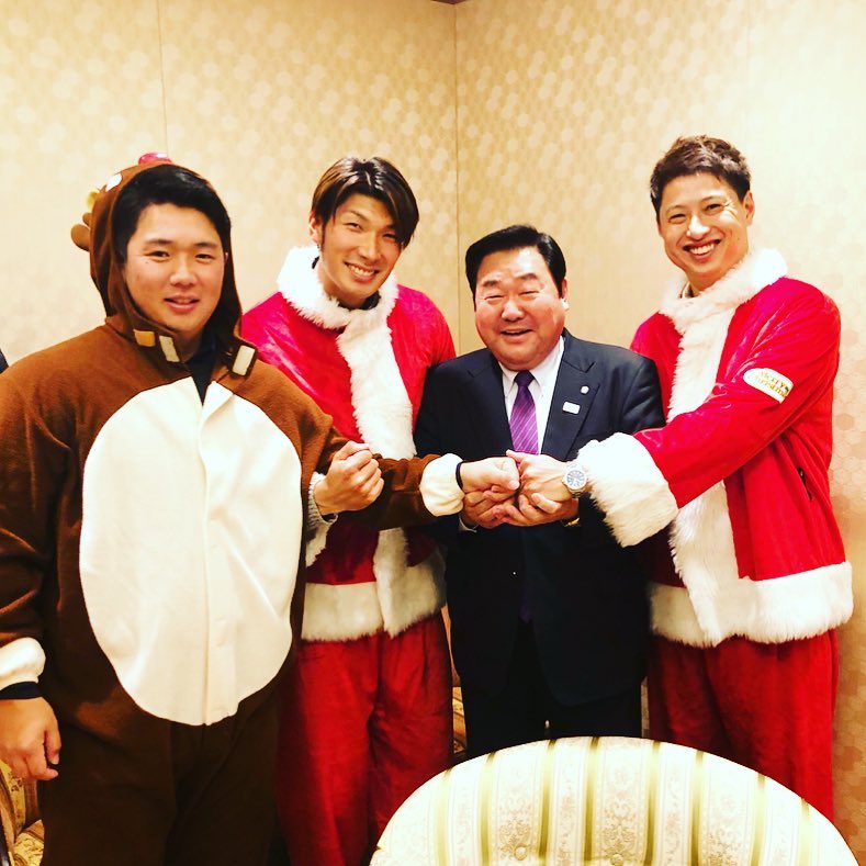 のインスタグラム：「昨日は東京ドームシーズンシート2018オーナーズパーティーがあり竹田球団社長、大田選手、横尾選手とでした。短い時間でしたが楽しませてもらいました。出席者のみなさん、ありがとうございました！ #北海道日本ハムファイターズ #東京ドームシーズンシート #オーナーズパーティー #竹田球団社長 #大田泰示 #横尾俊建 #村田透」