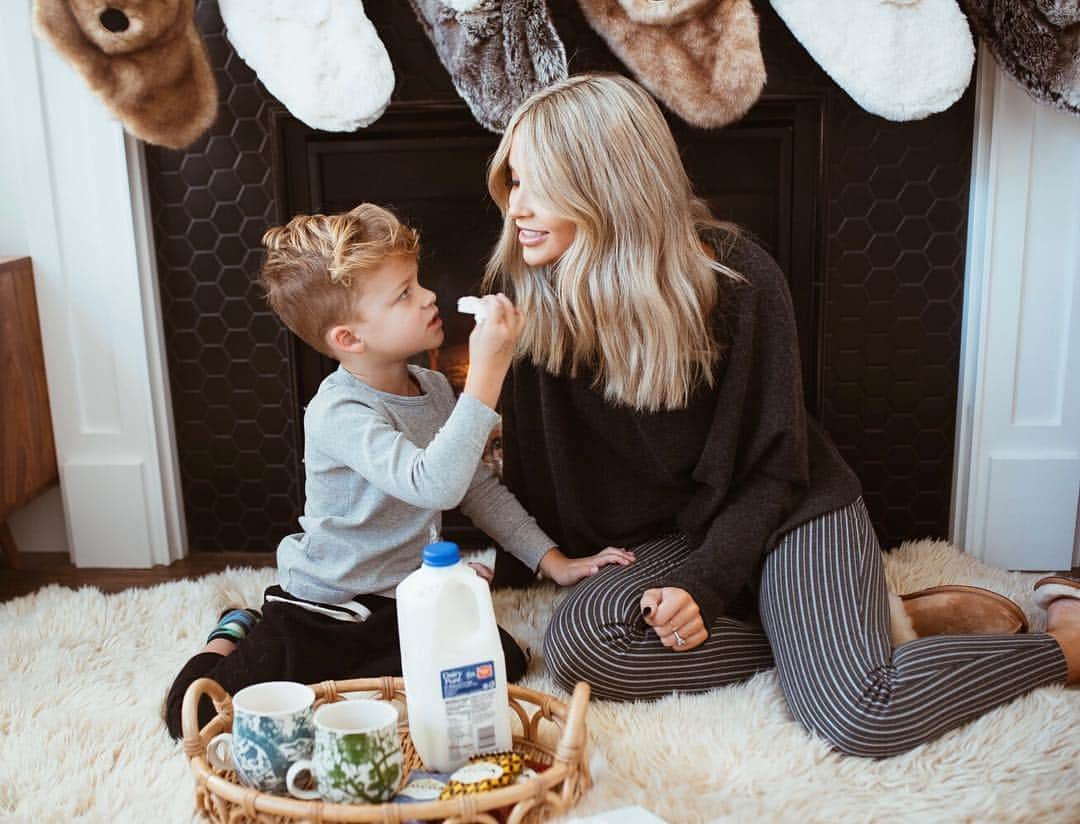 Cara Van Brocklinさんのインスタグラム写真 - (Cara Van BrocklinInstagram)「Milk and cookies are always a holiday go-to snack around here! During this holiday season we are so excited to be teaming up with @DairyPure x Feeding America to give back to those in need!! This year @dairypure announced plans to “Share the Goodness” by partnering with consumers to donate 500,000 meals to Feeding America, the nation’s largest hunger-relief organization. How awesome is that?!! And guess what...you have the opportunity to help out and #SharetheGoodness! From November 27 through December 21, customers will receive bonus “kicks” from their Shopkick shopping rewards account; 15 kicks for scanning DairyPure and TruMoo and 200 additional kicks for purchasing in-store. Bonus kicks can then be donated to Feeding America, so customers can give back to their local communities this holiday season. For more information head to their website. Giving back to others is what this season is all about! #ad #caraloren」12月11日 4時21分 - caraloren