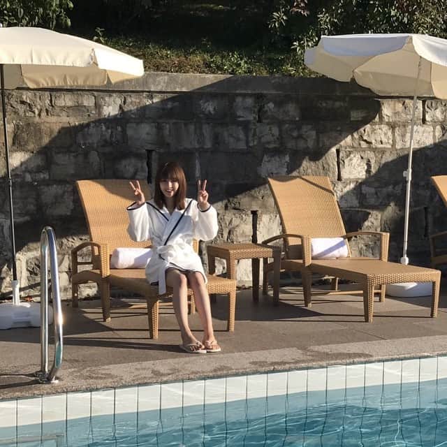 井上小百合 1st写真集【公式】のインスタグラム：「重版決定、有難うございます この写真集が沢山の人の元へ届きますように  写真は、プール撮影前後の様子です  #井上小百合 #存在  12月12日発売 井上小百合 1st写真集「存在」 Amazon→goo.gl/LupRhT  セブン→goo.gl/jD3GB6  楽天→http://ur0.biz/Ok0Q hmv→goo.gl/KSoxNN」