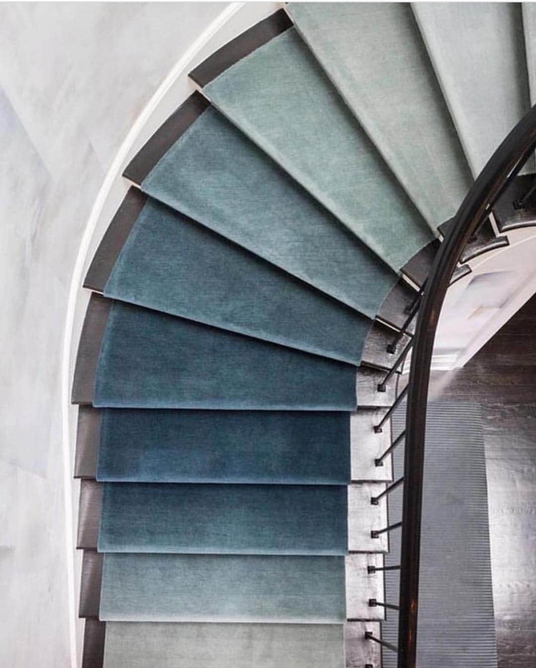 Roxy Sowlaty Interiorsのインスタグラム：「Ombré runner 💙 by @drewmcgukin」