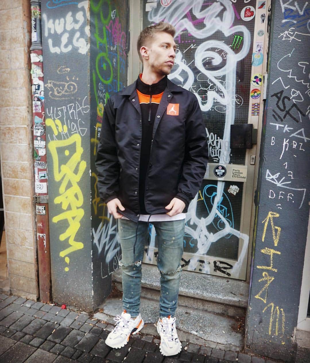 ミッチェル・ヴァイザーのインスタグラム：「🖤🧡🖤」