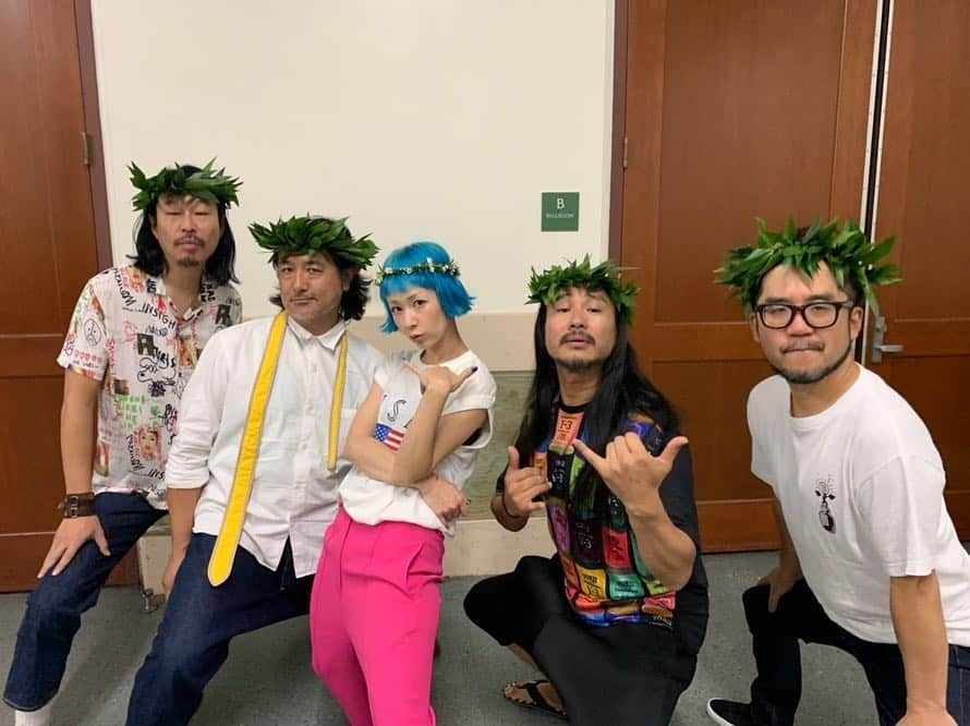 木村カエラさんのインスタグラム写真 - (木村カエラInstagram)「hawaii🌺 ホノルルマラソン2日前。 ライブ終了後の写真。  ボボさんの神さま感と、現地の人感半端ない。  #ホノルルマラソン」12月10日 19時18分 - kaela_official