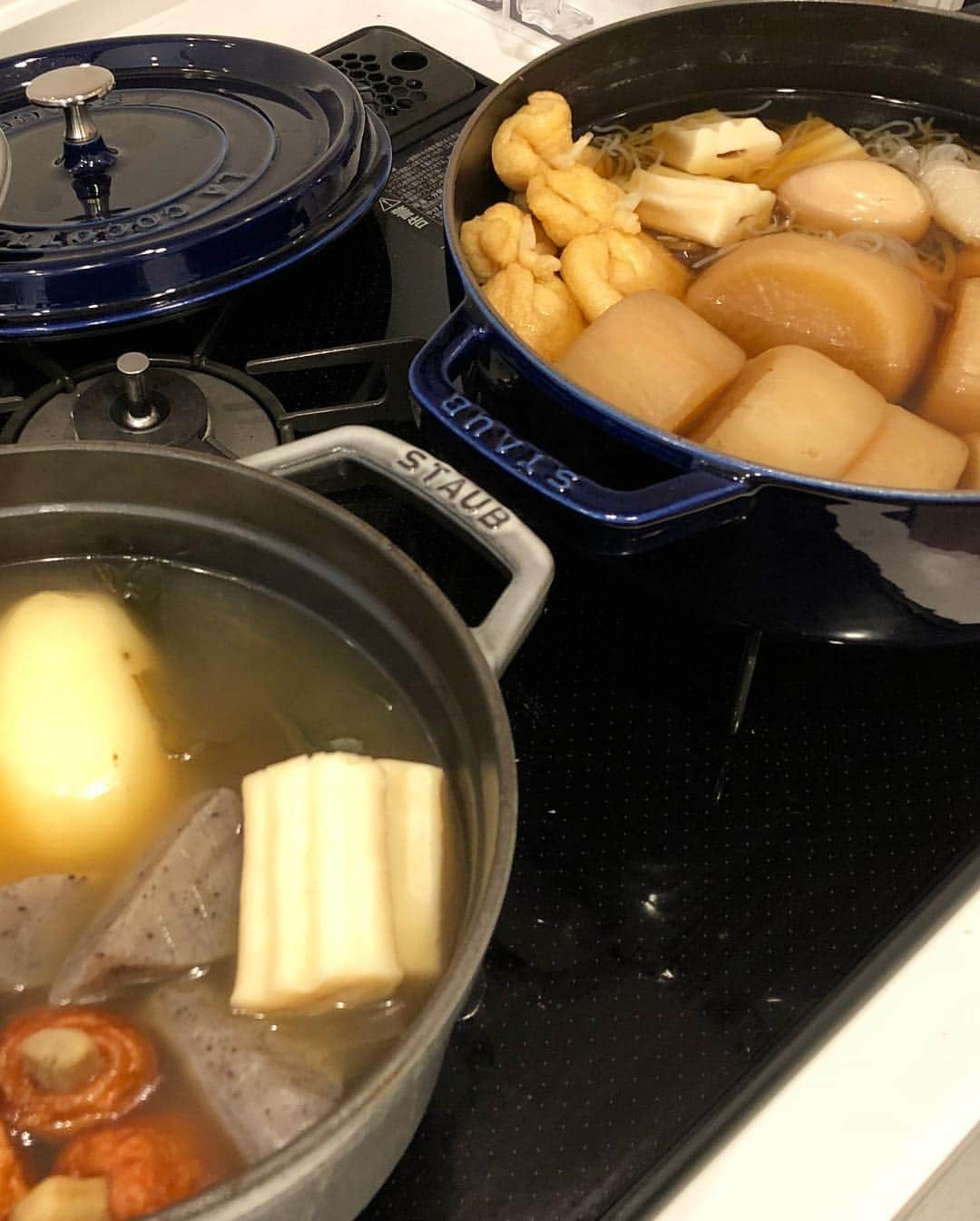 奈保さんのインスタグラム写真 - (奈保Instagram)「妊娠中の食事🍽 . 最近は特に食物繊維を意識して摂るようにしてます😊 あとは減塩と脂質、果物は食べるタイミングに 気をつけてるかな。 夜は簡単に出来る煮込み料理系が多いかも😚 悪阻でご飯食べれない時や、 胃が圧迫されて量を食べれない時なんかには コールドプレスジュースがおすすめです♫ . . 今週か来週には陣痛くるかなー😽♡ . #臨月#妊娠中の食事#妊娠中の体重管理#体重管理にくるしむ妊婦#陣痛待ち#samz#コールドプレスジュース#野菜#減塩#ジュースクレンズ#staub#ストウブ#ストウブ料理#無水料理#ヘルシー料理#サラダ#妊婦#妊娠中#栄養士#手作りご飯#おでん#肉じゃが#おうちごはん」12月10日 19時24分 - naho.0422