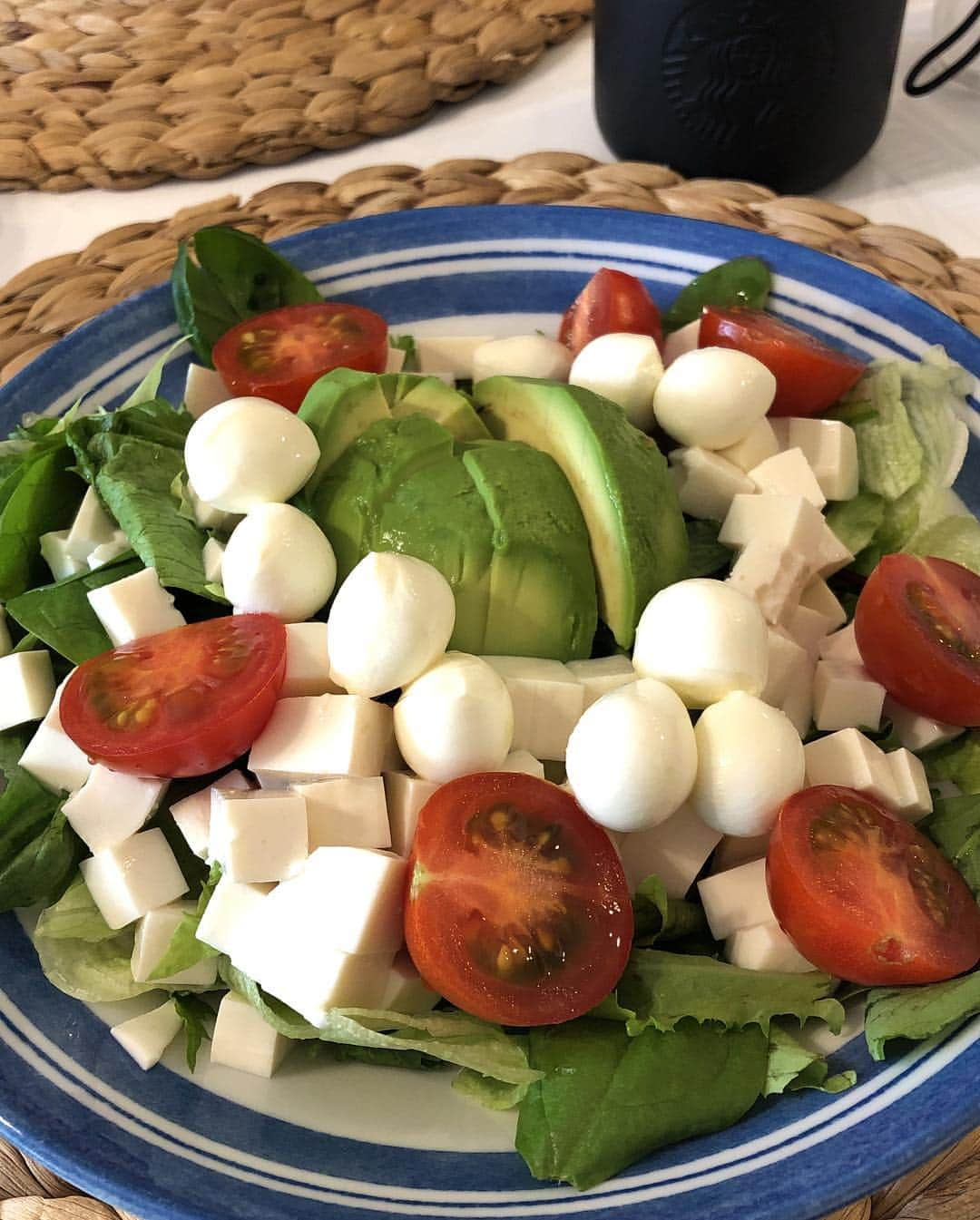 奈保さんのインスタグラム写真 - (奈保Instagram)「妊娠中の食事🍽 . 最近は特に食物繊維を意識して摂るようにしてます😊 あとは減塩と脂質、果物は食べるタイミングに 気をつけてるかな。 夜は簡単に出来る煮込み料理系が多いかも😚 悪阻でご飯食べれない時や、 胃が圧迫されて量を食べれない時なんかには コールドプレスジュースがおすすめです♫ . . 今週か来週には陣痛くるかなー😽♡ . #臨月#妊娠中の食事#妊娠中の体重管理#体重管理にくるしむ妊婦#陣痛待ち#samz#コールドプレスジュース#野菜#減塩#ジュースクレンズ#staub#ストウブ#ストウブ料理#無水料理#ヘルシー料理#サラダ#妊婦#妊娠中#栄養士#手作りご飯#おでん#肉じゃが#おうちごはん」12月10日 19時24分 - naho.0422