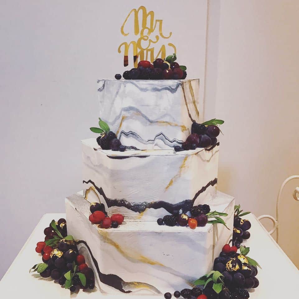 Enchantéeさんのインスタグラム写真 - (EnchantéeInstagram)「. Wedding cake @maison.premiere . お客様とお打ち合わせをし、 パティシエの成田さんが作成致しました。 . . #ウエディングケーキ #恵比寿 #レストランウエディング #大理石柄 #weddingcake  #メゾンプルミエール #パティシエ #おめでとうございます  #結婚式 #ケーキ #結婚式準備  #東京グルメ #スウィーツ #幸せのおすそ分け #simple #デザイン #手作り #中目黒 #東京レストラン」12月10日 19時31分 - prior_online