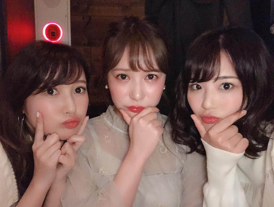 平嶋夏海さんのインスタグラム写真 - (平嶋夏海Instagram)「ともとりこのお誕生日をお祝い🎂🥂🎉 私の最近大好きなお店に2人を連れて行きました💓 カウンターで横並びで美味しいお酒とご飯を楽しんで、私たちも大人になったねって話しながら🙆🏻‍♀️ 2人とも美味しいって気に入ってくれたし、プレゼントもケーキも喜んでくれてよかったー💓💓💓💓 4枚目の動画で「いい女」ってほめられてて嬉しい😚 #お誕生日会 #happybirthday #birthday」12月10日 19時50分 - natsuminsta528