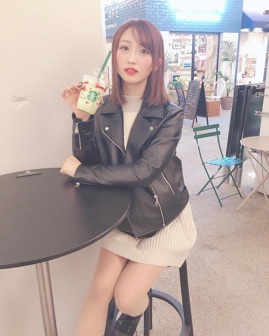 伊藤愛真さんのインスタグラム写真 - (伊藤愛真Instagram)「. スタバのフラペチーノ . ピスタチオだいすきまんだから 最高すぎた〜🐷🐷🐷 . そして今日もジム行ってきた！ 今日はなんでも質問に答えるよ〜！ コメントぜひぜひしてね😊✨」12月10日 19時58分 - __emagram