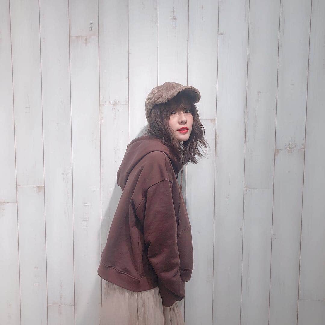 前田希美（まえのん）さんのインスタグラム写真 - (前田希美（まえのん）Instagram)「今日の私服。 N WITH.のフーディーを着ました。 ブラウンは普段ガーリーなお洋服を着る子でも合わせやすいカラーなのでおすすめ。 カラー展開は、ブラック、ブラウン、  グレーの3色です。 袖にギャザーが入ってて クシャとなってたり、 サイドにN WITH.のピスネームが 入ってます☺︎ ショート丈なので色んなボトムスに合わせられるのが良き。  #nwith #のんの私服  @n_with_official」12月10日 20時35分 - maeda_nozomi