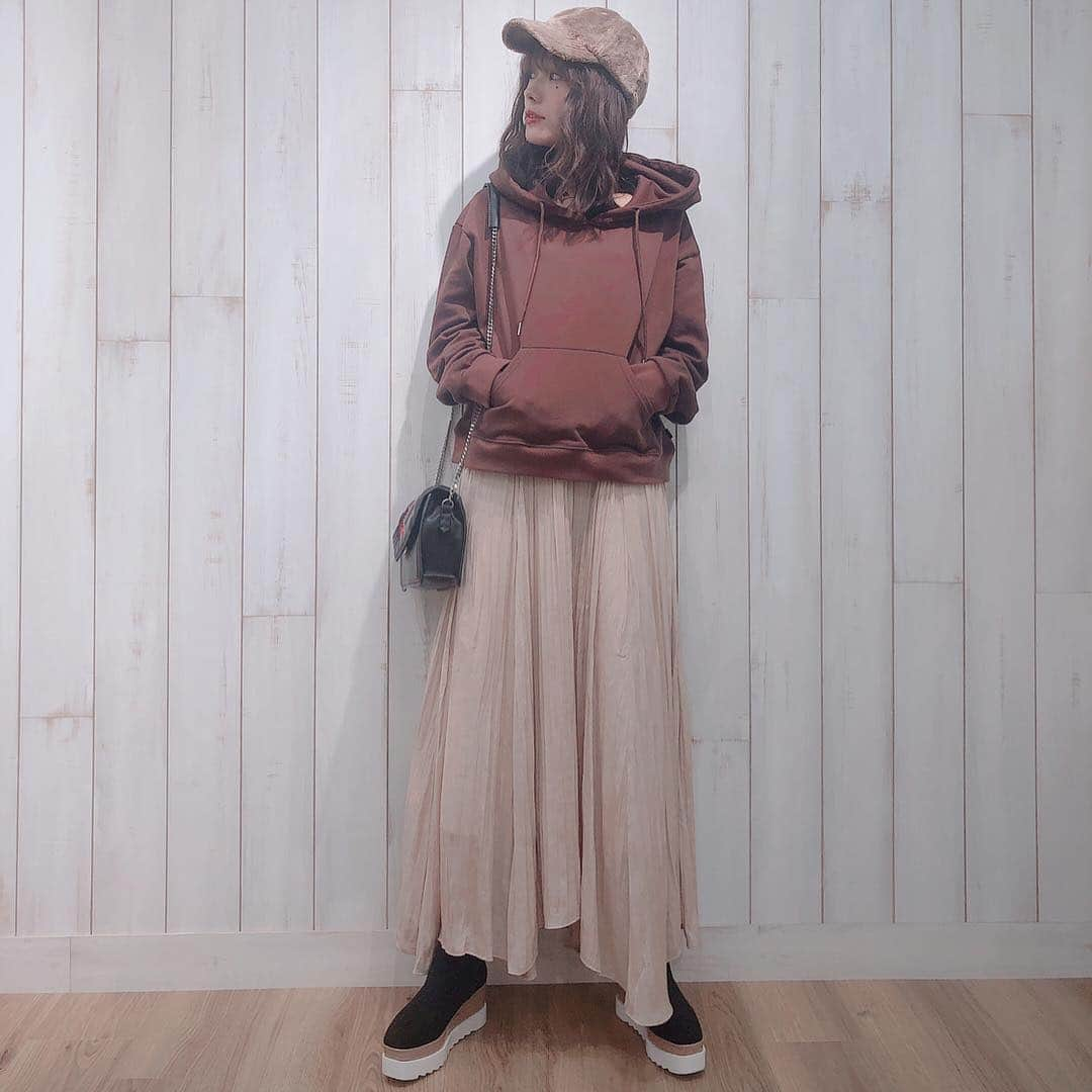 前田希美（まえのん）さんのインスタグラム写真 - (前田希美（まえのん）Instagram)「今日の私服。 N WITH.のフーディーを着ました。 ブラウンは普段ガーリーなお洋服を着る子でも合わせやすいカラーなのでおすすめ。 カラー展開は、ブラック、ブラウン、  グレーの3色です。 袖にギャザーが入ってて クシャとなってたり、 サイドにN WITH.のピスネームが 入ってます☺︎ ショート丈なので色んなボトムスに合わせられるのが良き。  #nwith #のんの私服  @n_with_official」12月10日 20時35分 - maeda_nozomi