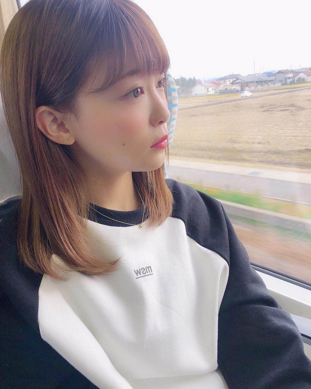 りなてぃさんのインスタグラム写真 - (りなてぃInstagram)「. . 列車でぶらり旅🚃❤︎で、高山にきてるよ〜❤︎ . みんな高山行ったことある💓？ . コロッケとかおだんご、肉まん、 焼きたて煎餅、飛騨牛串、肉寿司 あと日本酒も有名みたいで🍶💓 その他にも、たくさんお店が並んでて 歩いてるだけでも最高にたのしい！！！ . 寒いけど、美味しいもの食べ歩き出来るの めちゃくちゃ好きで😫💓 幸せすぎた〜💓 . ちなみにわたしが1番お気に入りなのは 焼きたて煎餅🍘💓 味がしっかりしてて、時間がたってもおいしい！ 目の前で焼いてくれるのも なかなかないから見てるの楽しかったなぁ〜！ . 日本酒は深山菊を💓 ずしーんてくるけど、枡で飲むのも新鮮だった😂💓 . あとね、わたしが食べたおだんご🍡 醤油で味付けされてて💓 甘いのが苦手な方でもハマる味💓 . ホテルでのごはんも最高すぎて🍚 それまた明日載せよっと💓 . 車で行くとお酒飲めなかったり 誰かは、こっから運転して帰らなきゃ〜ってなったりするけど 列車で行くの、楽ちんだしみんな楽しめるのがいい💓 . #PR #Shupo #高山 #列車旅 #ootd#outfit #code#coordinate #style  #fashion  #hair  #hairarrange  #make #makeup  #ヘアアレンジ  #ヘアスタイル #ヘアメイク #メイク」12月10日 20時30分 - rinatea_25