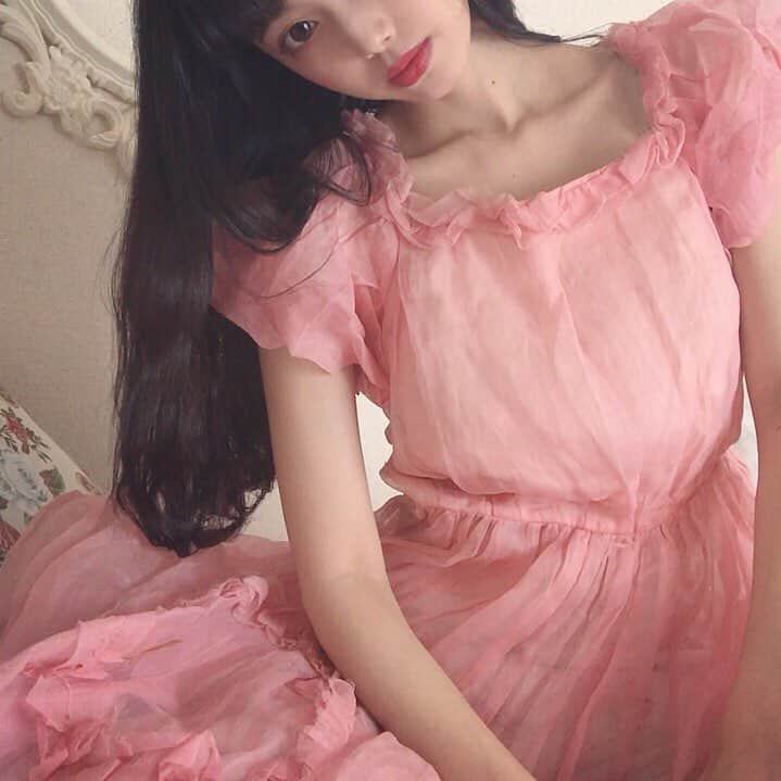 酒元麻衣（まいへー）のインスタグラム：「古いものだからダメージもあるけど そんなの気にならないくらい大好きなドレス」