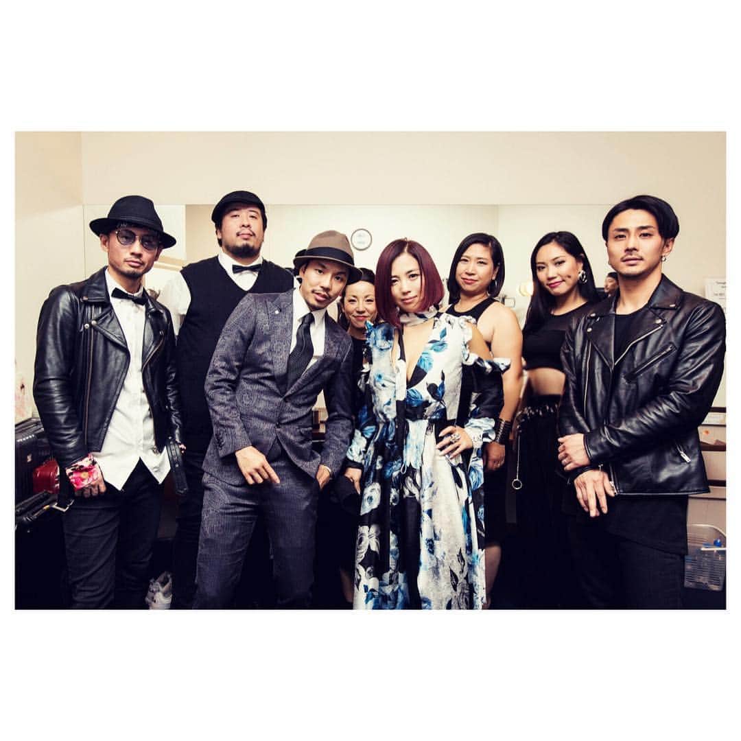 のインスタグラム：「メンバーも最高⭐️ スタッフも最高⭐️ わたしの音楽を愛しいつも助けてくれる方々。 歴代マネージャーや仲間たちの サポートも大きすぎ 本当にいつもありがとう😌⭐️ GUEST @tee1126tee  #identitytour DJ @mal_p2s  BASE @kohey.morita  DANCER @nicoyano1988  @sayuri_317  CHORUS  you want me @chinoriddim  #chica hair and make  @yuyanara  staff @m_moririn @shohei_hey_hey 監督 @nabe_5152  #ぐっちゃん #はっちゃん  #ちーこさん #わんさん @infinity16telac  他 沢山の皆様の力でファイナルまで無事終えれました。ありがとうございました 😌❤️✨ #identitytour」