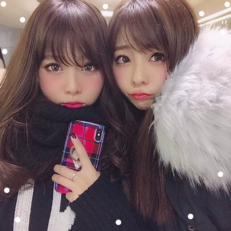 横田亜美さんのインスタグラム写真 - (横田亜美Instagram)「❤︎ . 巻き髪ピンクメイク🍑と、 ストレートヘアオレンジメイク🍊 . 1年以上振りにたまたま再会👭💕 . . #お友達 #大阪 #京都 #かわいい #冬 #極寒 #黒コーデ #いいね返しは絶対」12月10日 21時32分 - amimi0218