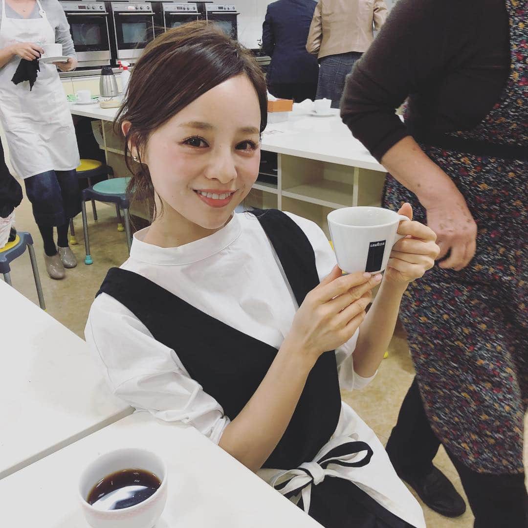 田中亜希子さんのインスタグラム写真 - (田中亜希子Instagram)「楽しかったお料理教室♡  コーヒーに合うお料理を代々木にあるイタリアンの名店「Ostu」のオーナー宮根シェフに教えて頂きました。 ☆プロシュートコットとフォンティーナチーズのクレープ アオスタ風 ☆詰め物をしたブジーエ  合わせたコーヒーは イタリアNo1コーヒーLAVAZZA（ラバッツァ）。 飲みやすく、大好きなコーヒーです。手軽に自宅でも美味しくいただけるコーヒーとそれに合うお料理が習えて最高でした！ おしゃれな料理、自宅でもやってみたいと思います♡ ちなみにコクのある味の料理には酸味のあるクオリタ オロ ビアンコでスッキリと。甘さのあるデザートにはコク深く力強い味わいのクオリタ オロ ネロがよく合います。  私はお酒が飲めませんが、食事に合わせてワインを選ぶように、コーヒーを選んでみるのも愉しみの１つになりそうです。 #料理教室#ホームメイドクッキング  #LAVAZZA　#ラバッツァ　#オストゥ　#ostu #イタリア料理#pr」12月10日 21時54分 - akiico