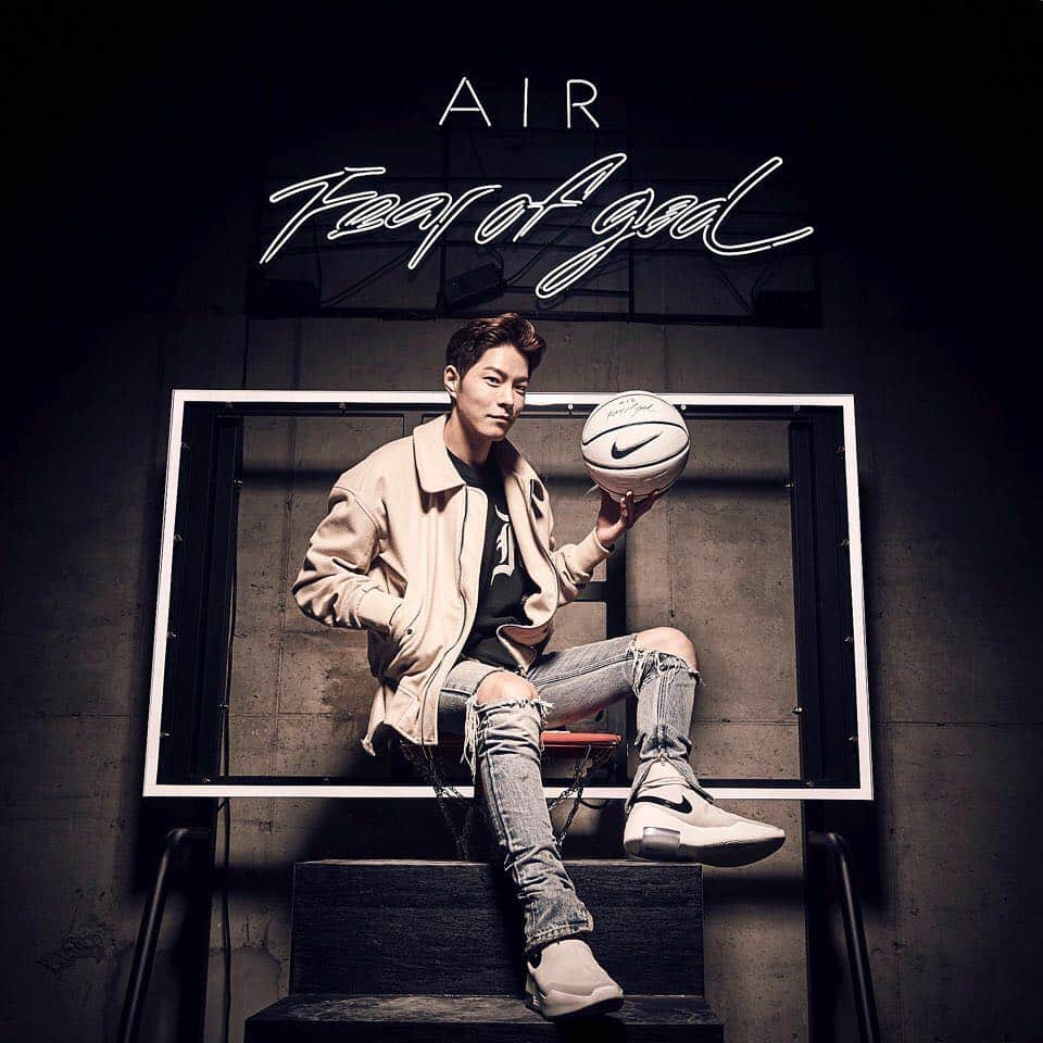 ホン・ジョンヒョンのインスタグラム：「NIKE x FEAR OF GOD #NIKE #AIRFEAROFGOD @nike @fearofgod @jerrylorenzo」