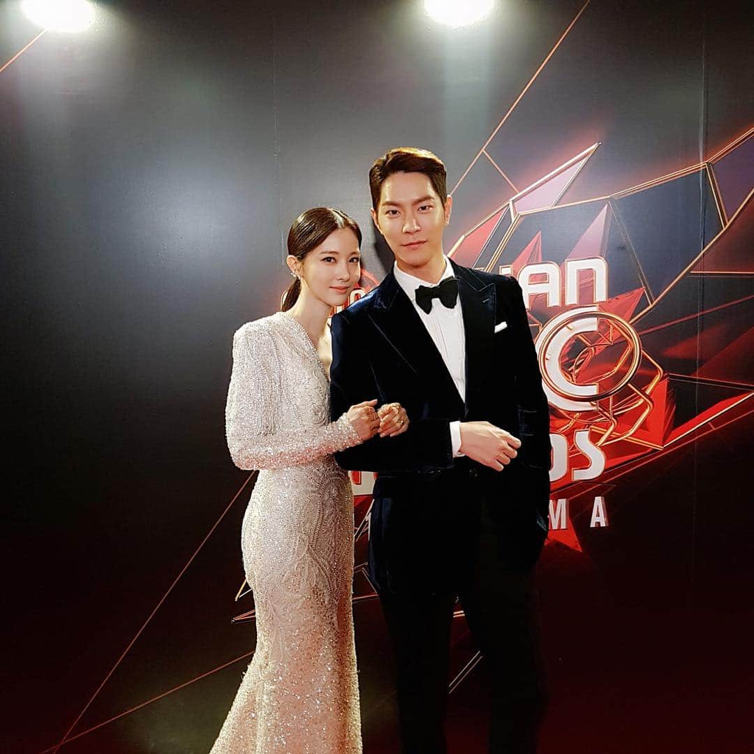 ホン・ジョンヒョンのインスタグラム：「-2018 MAMA-#mnetasianmusicawards @kimseajun @seunga.yoning @lili_939」
