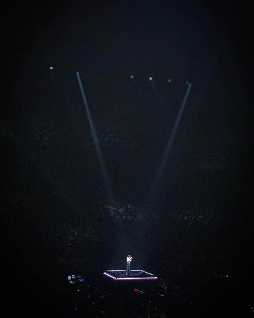 絵美里さんのインスタグラム写真 - (絵美里Instagram)「HIKARU UTADA LIVE 「LAUGHTER IN THE DARK」🎶 . . . . . あー最高過ぎです、宇多田ヒカルさん。 「みんな、ただいま。」その言葉をずっとずっと待っていました😭帰り道が寂し過ぎるから、また自宅で「プロフェッショナル」の録画でも観ます...📺 . 同じ空間にいられただけで幸せ。またライブで会えるかな。 . . . . . #hikaruutada  #laughterinthedark  #宇多田ヒカル  #CD応募で当選」12月10日 21時51分 - emiri616