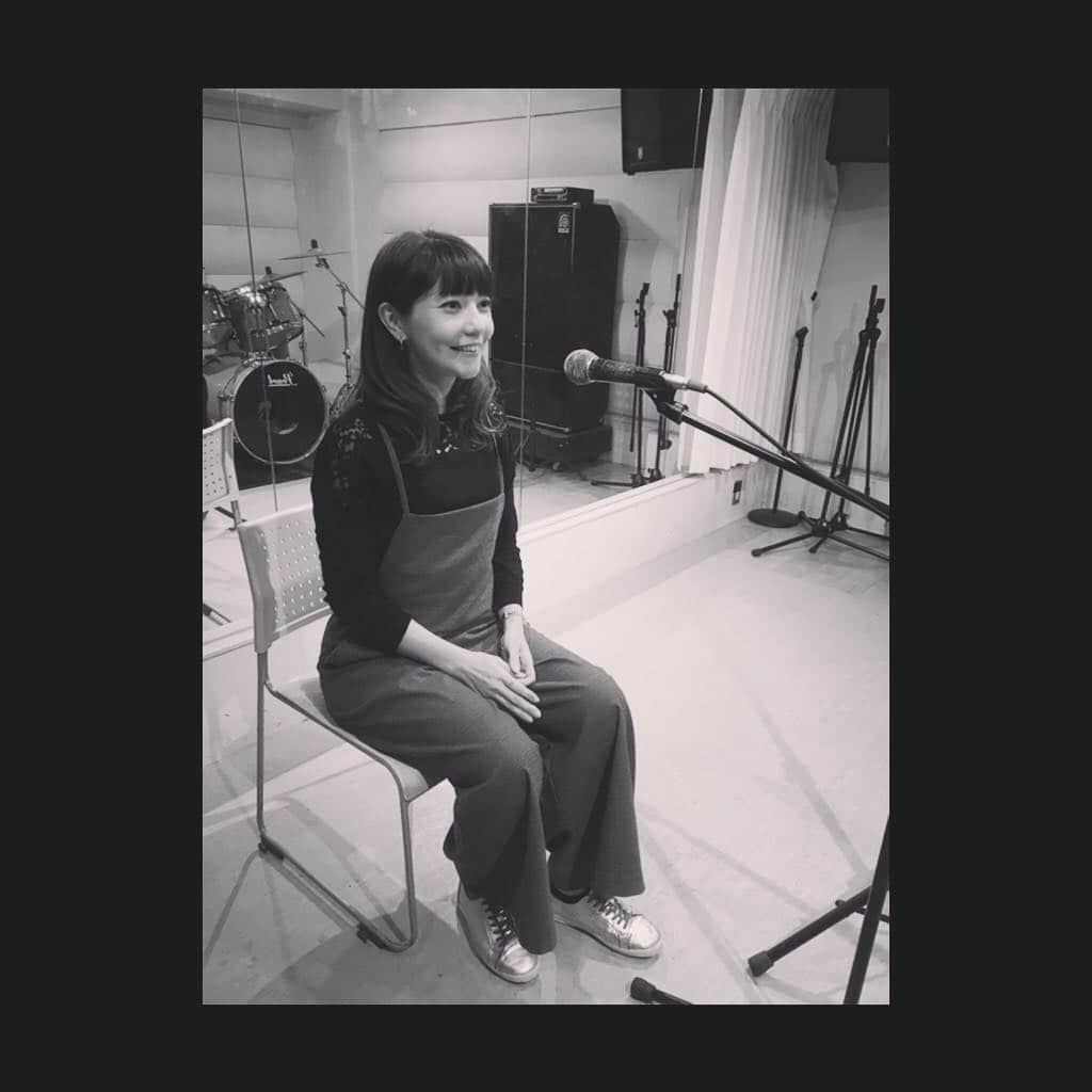 鴻上久美子さんのインスタグラム写真 - (鴻上久美子Instagram)「＊ 鍛えること 目標があること 努力すること 自分と向き合うこと …大事ですな🤔 ・ #ボイトレ #ボイストレーニング #レッスン #歌 #歌うことは楽しいね #体幹大事 #お知らせしたい #お知らせしたいことがあるのです #解禁になるのが待ち遠しい」12月10日 21時54分 - kumikougami