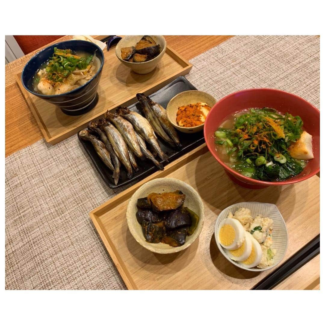 小森純さんのインスタグラム写真 - (小森純Instagram)「幸せ食卓🍚 ・ @ef.nail  アイリストのスタッフさんのご実家から頂いたししゃもさん❤️ 身が詰まってて美味しすぎました🐠 ありがとうございました😊❤️ ・ お義母さんが送ってくれたポテサラも美味しすぎた😭❤️ ・ 人から頂く食は、いつも以上に美味しくて、いつも以上に幸せです。 感謝。 ・ #食卓#食事#夜ご飯#夜ご飯🍴#夜ご飯は#夜ご飯記録#夜ご飯作り#おうちごはん#おうちごはん記録#おうちごはん大好き#おうちごはん部#おうちごはん通信#おうちごはん🍴#おうちごはん部#おうちごはんはじめ#おぼんdeごはん#おぼんdeごはん風#おぼんごはん#おぼんdeごはん🍚#おぼんdeご飯」12月10日 21時55分 - jun.komori1122