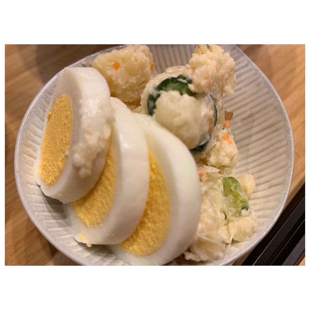 小森純さんのインスタグラム写真 - (小森純Instagram)「幸せ食卓🍚 ・ @ef.nail  アイリストのスタッフさんのご実家から頂いたししゃもさん❤️ 身が詰まってて美味しすぎました🐠 ありがとうございました😊❤️ ・ お義母さんが送ってくれたポテサラも美味しすぎた😭❤️ ・ 人から頂く食は、いつも以上に美味しくて、いつも以上に幸せです。 感謝。 ・ #食卓#食事#夜ご飯#夜ご飯🍴#夜ご飯は#夜ご飯記録#夜ご飯作り#おうちごはん#おうちごはん記録#おうちごはん大好き#おうちごはん部#おうちごはん通信#おうちごはん🍴#おうちごはん部#おうちごはんはじめ#おぼんdeごはん#おぼんdeごはん風#おぼんごはん#おぼんdeごはん🍚#おぼんdeご飯」12月10日 21時55分 - jun.komori1122