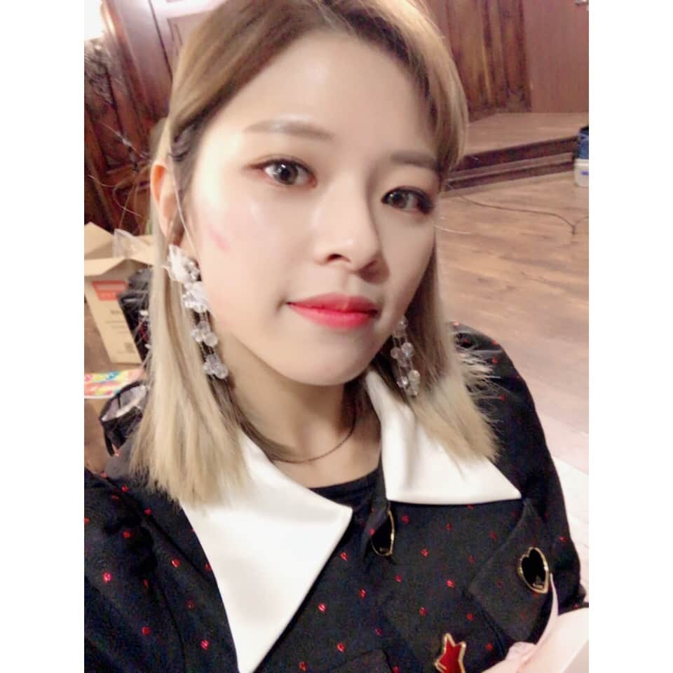 TWICEさんのインスタグラム写真 - (TWICEInstagram)「몽골에서 생일을 맞아 이제서야 올리네영 딱 한명만 뽀뽀 안해준 걸로 기억하는데.. 그녀의 생일때 거하게 맞이해줄 생각이에용  #올해제일잘한일#내가올해제일잘한일#너를만난것#내가올해안한일중에제일잘한일」12月10日 22時12分 - twicetagram