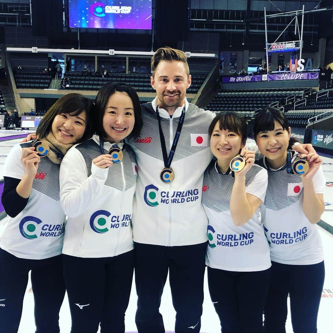 ジェームス・ダグラス・リンドさんのインスタグラム写真 - (ジェームス・ダグラス・リンドInstagram)「Another first for 🇯🇵 !! So proud of these ladies for winning the second leg of the @curlingworldcup in Omaha! A quick King Kong burger to  celebrate and off to Newfoundland for the next event @grandslamofcurling #curling」12月10日 22時47分 - j.d.lind