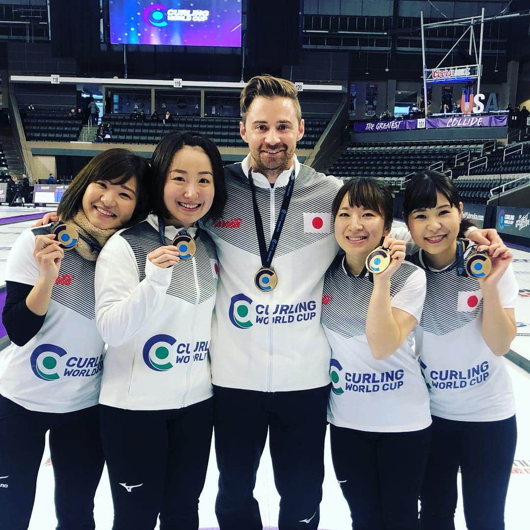 ジェームス・ダグラス・リンドのインスタグラム：「Another first for 🇯🇵 !! So proud of these ladies for winning the second leg of the @curlingworldcup in Omaha! A quick King Kong burger to  celebrate and off to Newfoundland for the next event @grandslamofcurling #curling」