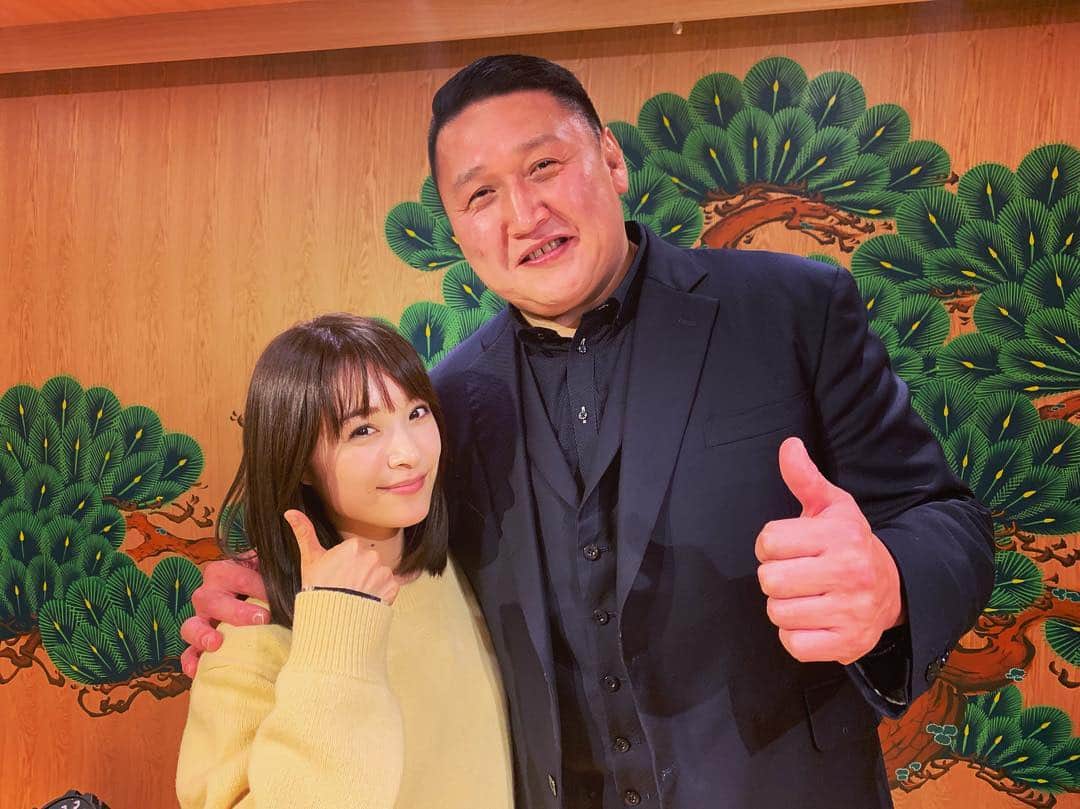 のインスタグラム：「友綱親方〜(*´꒳`*) とっても大きくて、とっても優しいの！一緒にいるだけで優しい気持ちにさせてくれる方。私もそんな人になりたいな。  #友綱部屋  #友綱親方 #ちゃんこ鍋 #mihiro」