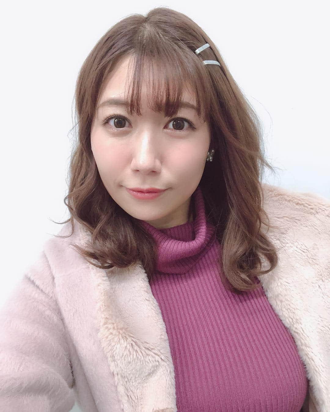 穂川果音さんのインスタグラム写真 - (穂川果音Instagram)「今日のヘアスタイル（╹◡╹） 巻き髪です♪  #アベプラ #abematv  #weather #weatherforecast #気象予報士 #穂川果音 #instastyle #instahair  #ヘアアレンジ #アップスタイル  #hair #hairstyle #hairarrange #ほかのん #hairstyles #wavehair #hairstyling #おしゃれ #巻き髪 #冬コーデ #ダウンスタイル」12月10日 23時37分 - hokawakanonn