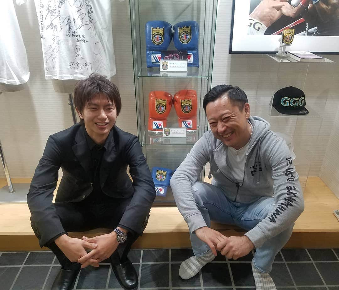 田口良一のインスタグラム：「今日は新しく作って貰ったスーツを受け取りに大倉社長の元へ行きました 今回はいつもとまた違った黒のスーツで今までで一番ワイルドになりました。 これからはワイルドに変貌を遂げようと思います。 ですが成功するかは分かりません。笑 大倉社長ありがとうございました！ #vainqueur #オークラ #感謝 #黒のスーツ #ワイルド狙い #攻めてみた #スーツは男の戦闘服」