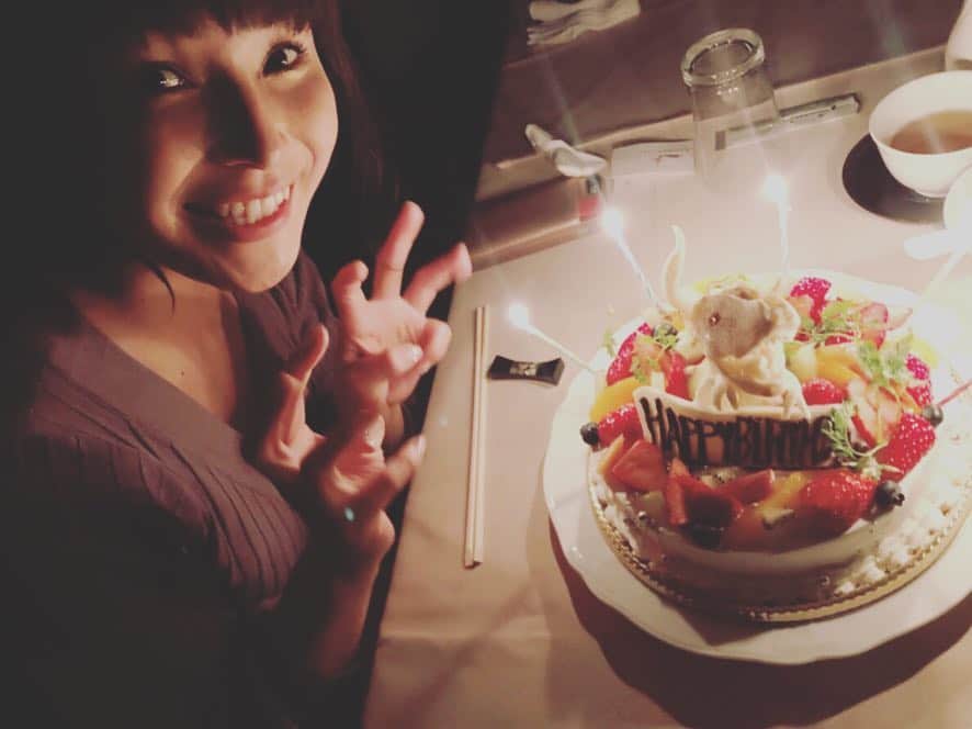 新田恵海さんのインスタグラム写真 - (新田恵海Instagram)「33歳の誕生日🎂 こんなにもお祝いしていただいて、幸せと共に、歳を重ねる喜びを噛みしめました✨  33歳、これからもマイペースに「ずく」出してがんばります！  たくさんのお祝い、本当にありがとうございました❤️ #12月10日生まれ #33zuku」12月10日 23時55分 - tnstagram1210